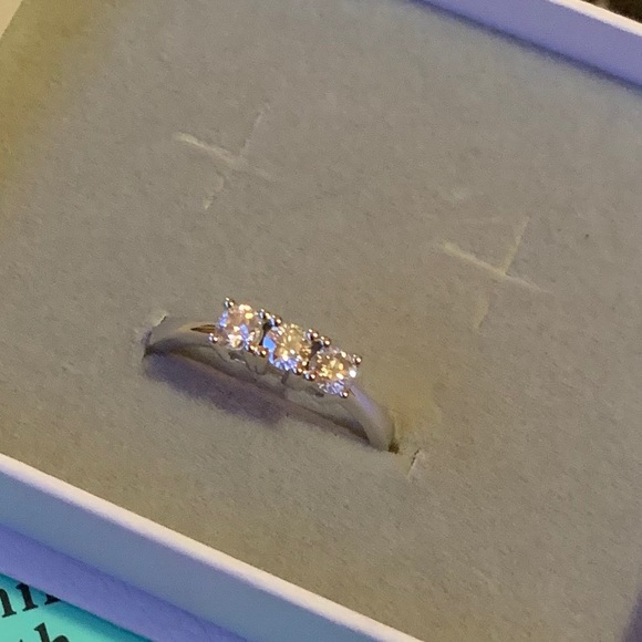 💕Beautiful 3 stone brilliant white Moissanite - Picture 6 of 8